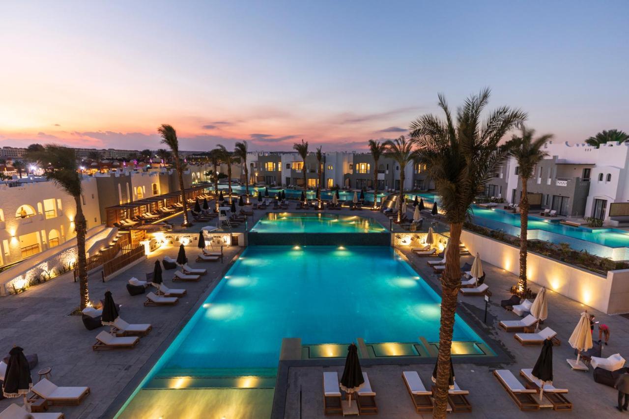 Sunrise Tucana Resort Grand Select Hurghada Exteriér fotografie The resort at sunset